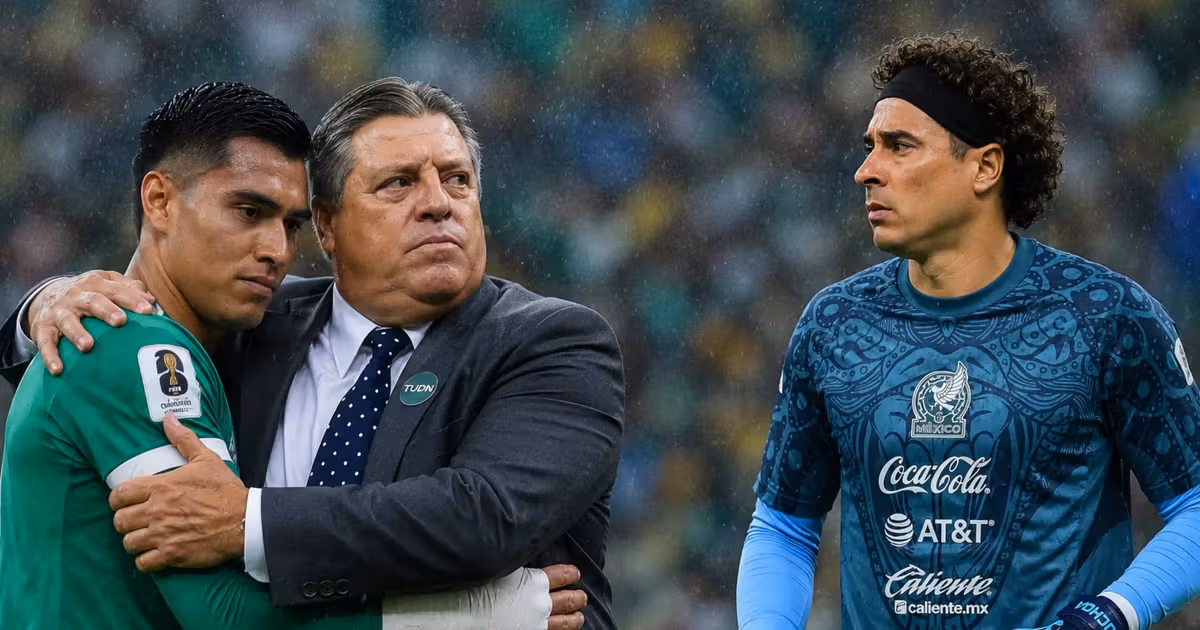 Miguel Herrera abrazando a Raúl Rangel y Guillermo Ochoa.