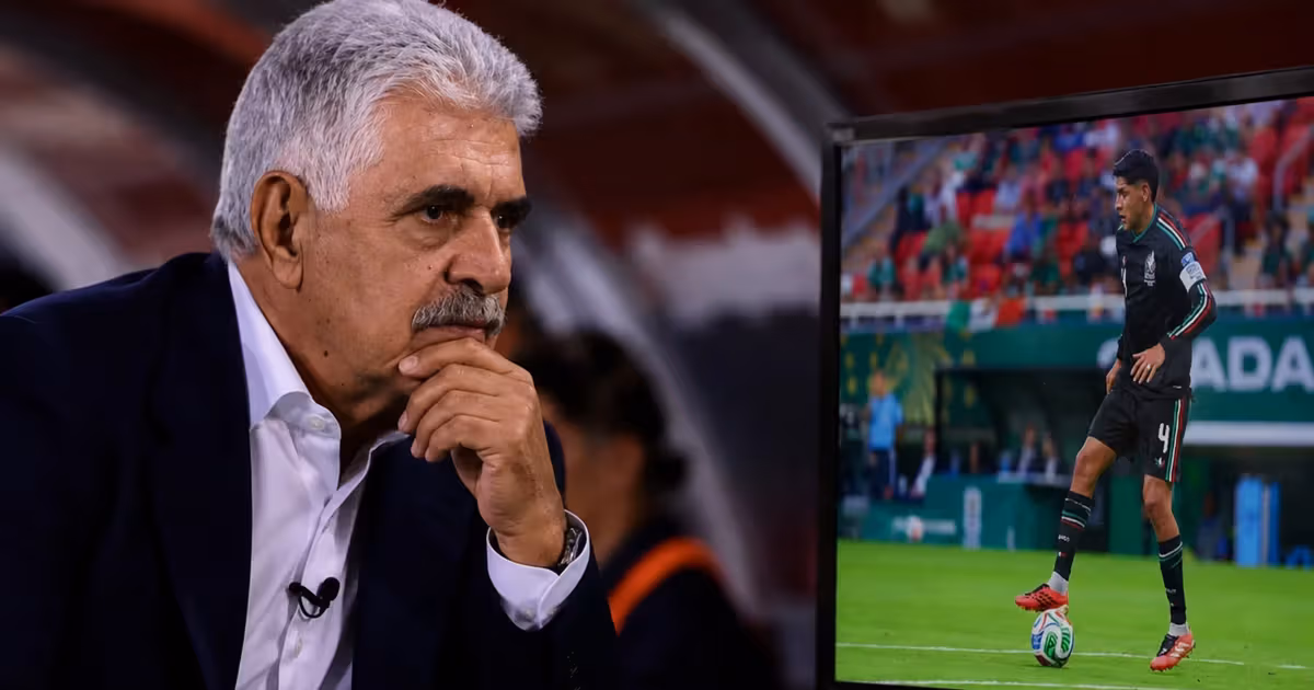 Ricardo Ferretti viendo a Edson Álvarez.