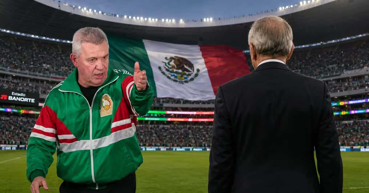 Javier Aguirre señalando a un entrenador de traje.