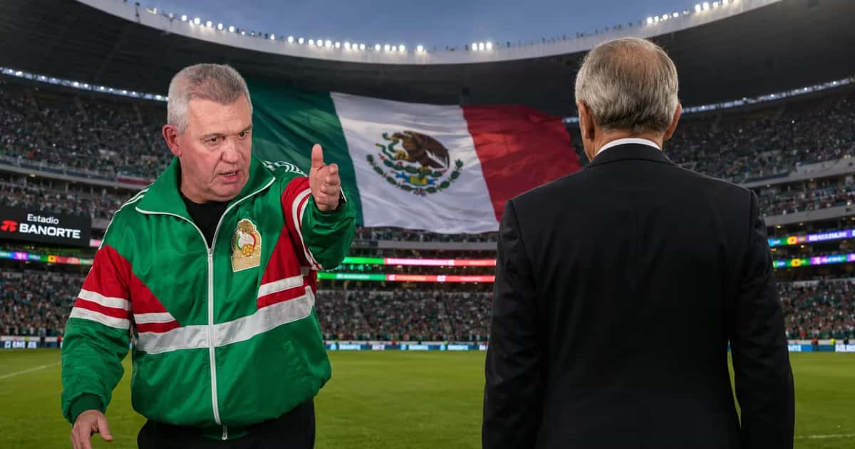 Javier Aguirre señalando a un entrenador de traje.