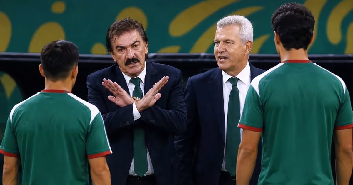 Ricardo La Volpe, Javier Aguirre y dos jugadores de espaldas.