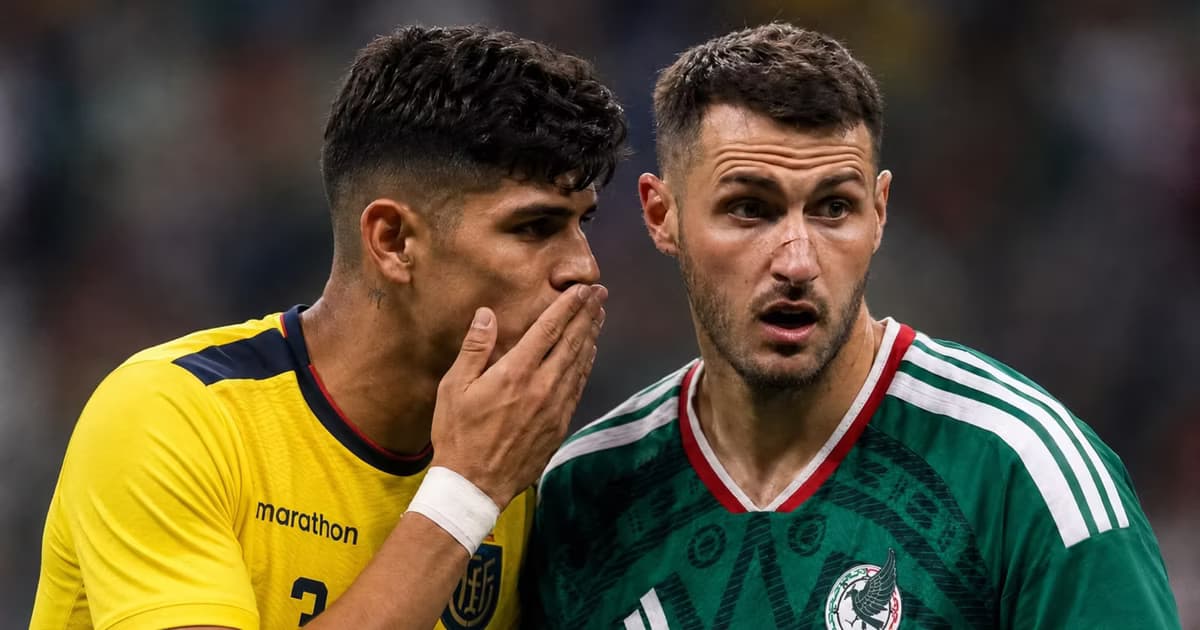 Santiago Giménez explicó por qué no reveló lo que Piero Hincapié le dijo durante el México contra Ecuador.
