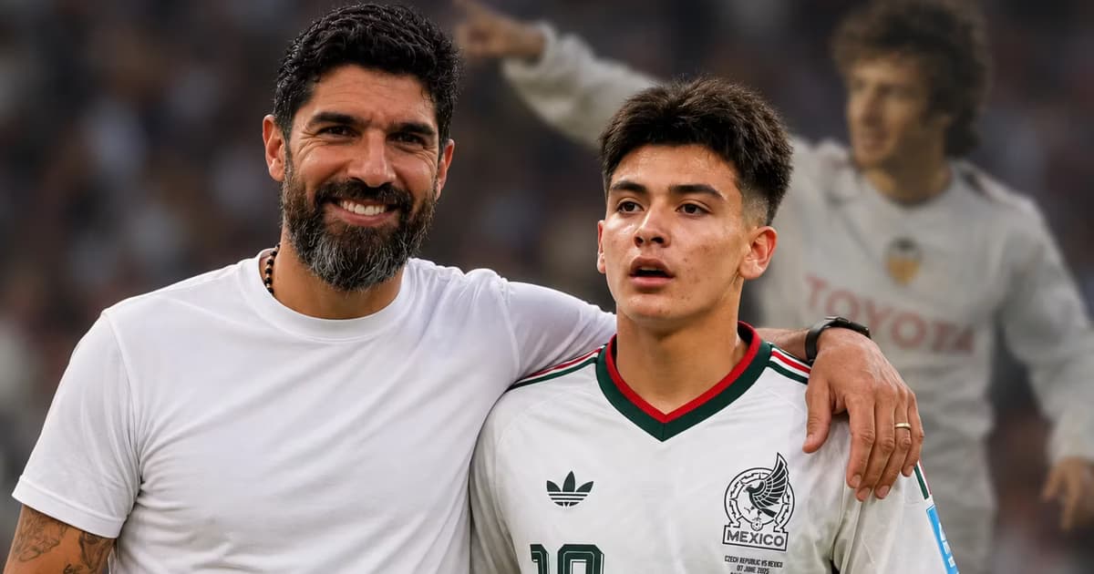 Sebastián Abreu y Gilberto Mora abrazados.