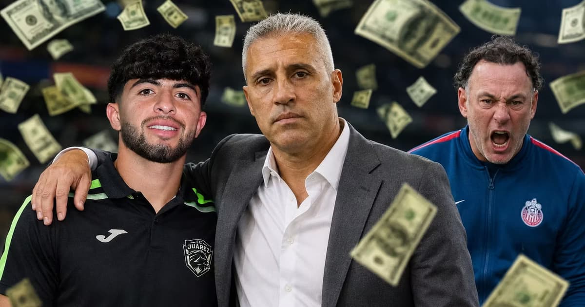 Hernán Crespo abrazando a Denzell García.