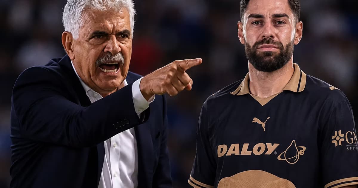 Ricardo Ferretti apuntando a Rubén Duarte.
