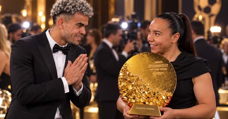 Charlyn Corral gana el Balón de Oro a goleadora del año y Luis Díaz le pide una fotografía