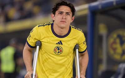Alan Cervantes quedó fuera de la primera convocatoria de Rafael Márquez por una molestia muscular y abrió una nueva competencia en el mediocampo mexicano.
