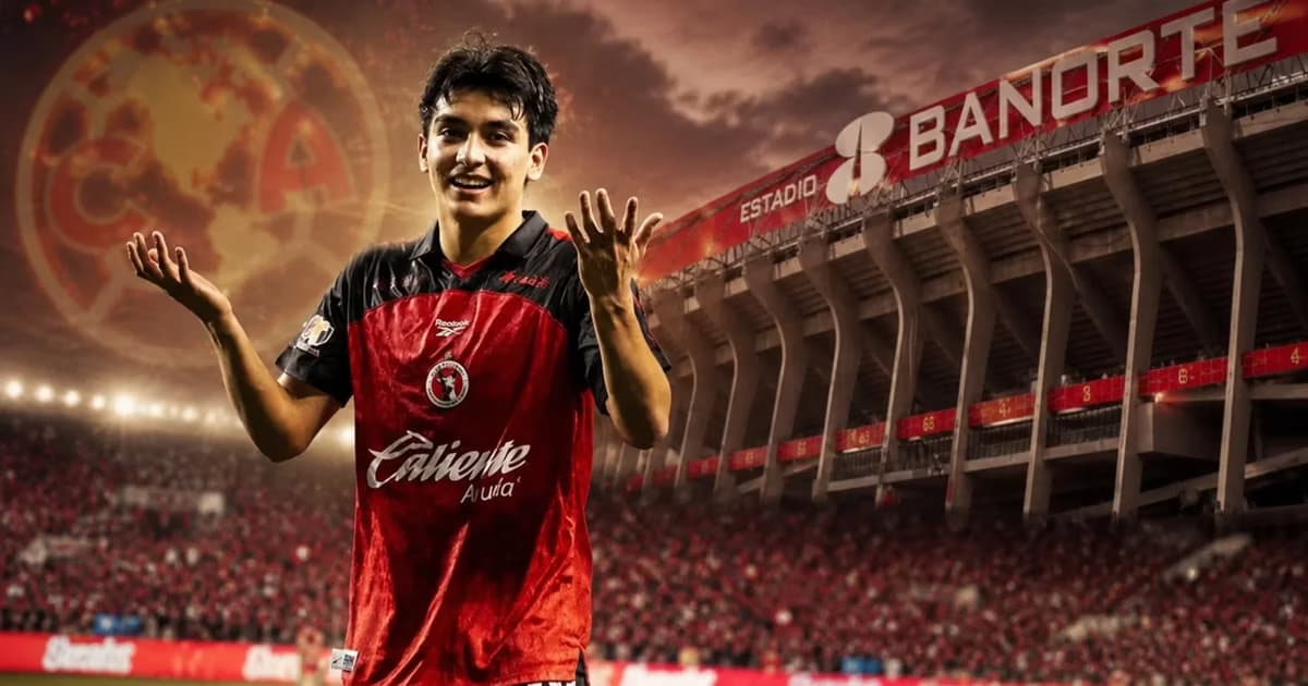Gilberto Mora feliz y de fondo el Estadio Azteca.