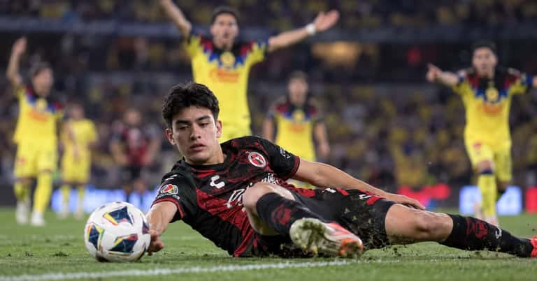 América vs. Xolos termina en polémica la mano de Gilberto Mora en el área que no se sancionó