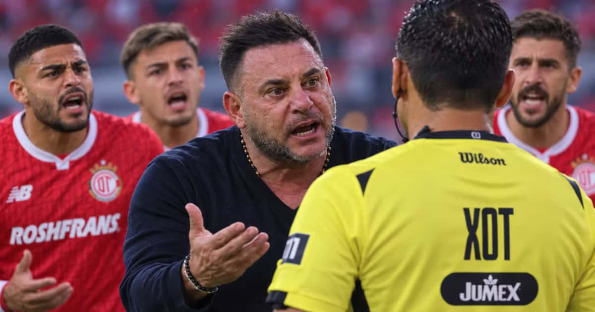 Antonio Mohamed terminó involucrado involuntariamente en el segundo gol de Tigres ante Toluca, después de detener un balón que Brunetta aprovechó para reanudar rápidamente el juego.