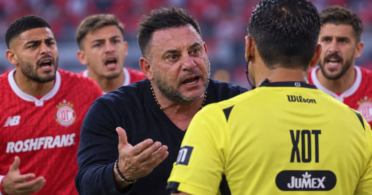 Antonio Mohamed terminó involucrado involuntariamente en el segundo gol de Tigres ante Toluca, después de detener un balón que Brunetta aprovechó para reanudar rápidamente el juego.