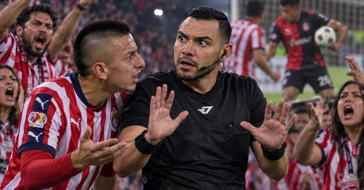 Gato Ortiz influye en el resultado tras no pitar una evidente mano a favor de Chivas ante Atlas