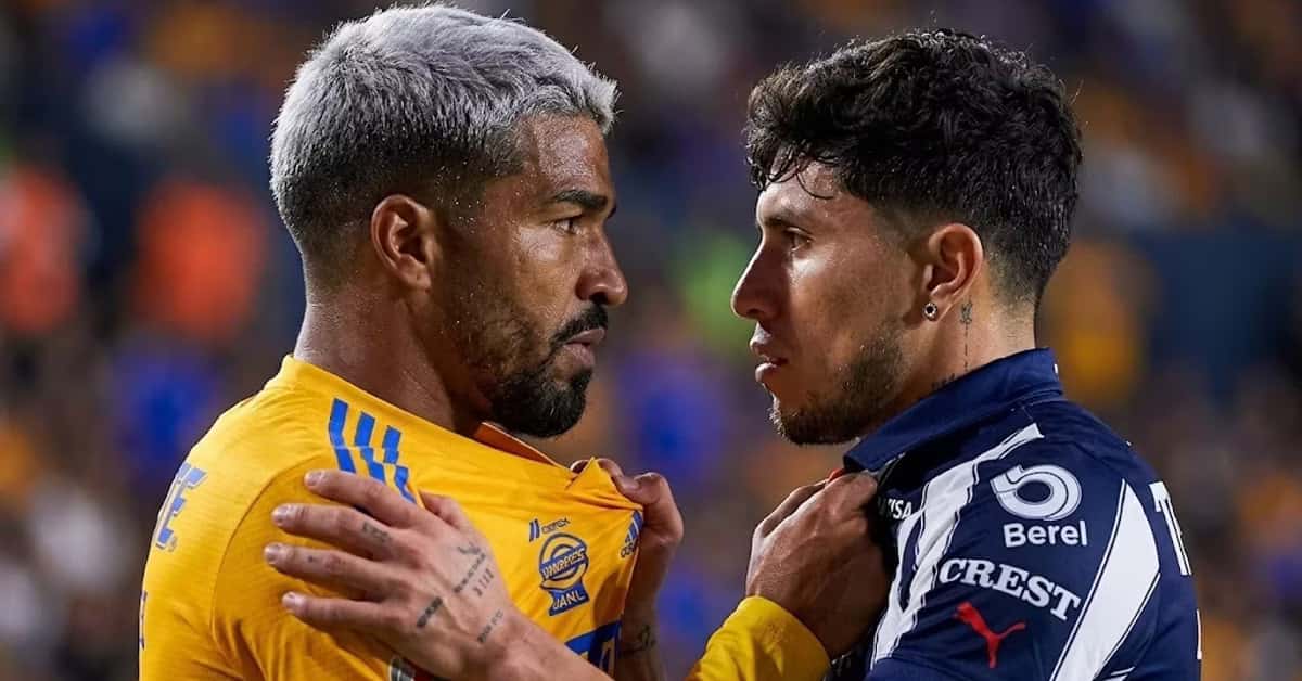 Rodrigo Aguirre y Carlos Salcedo continuaron intercambiando palabras rumbo a los vestidores después del Clásico Regio 143.