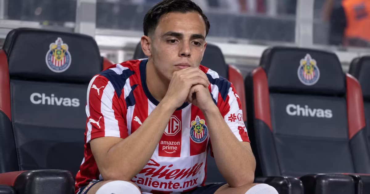 Hugo Camberos podría perder su lugar en el once de Chivas ante América por la competencia directa con Bryan “Cotorro” González.