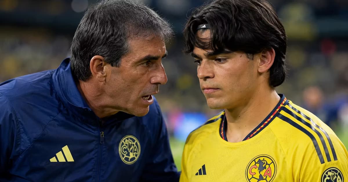 Guillermo Almada mostró su molestia con Dagoberto Espinoza durante el triunfo del América sobre Puebla, pese a que el joven defensor terminó cumpliendo una buena actuación.