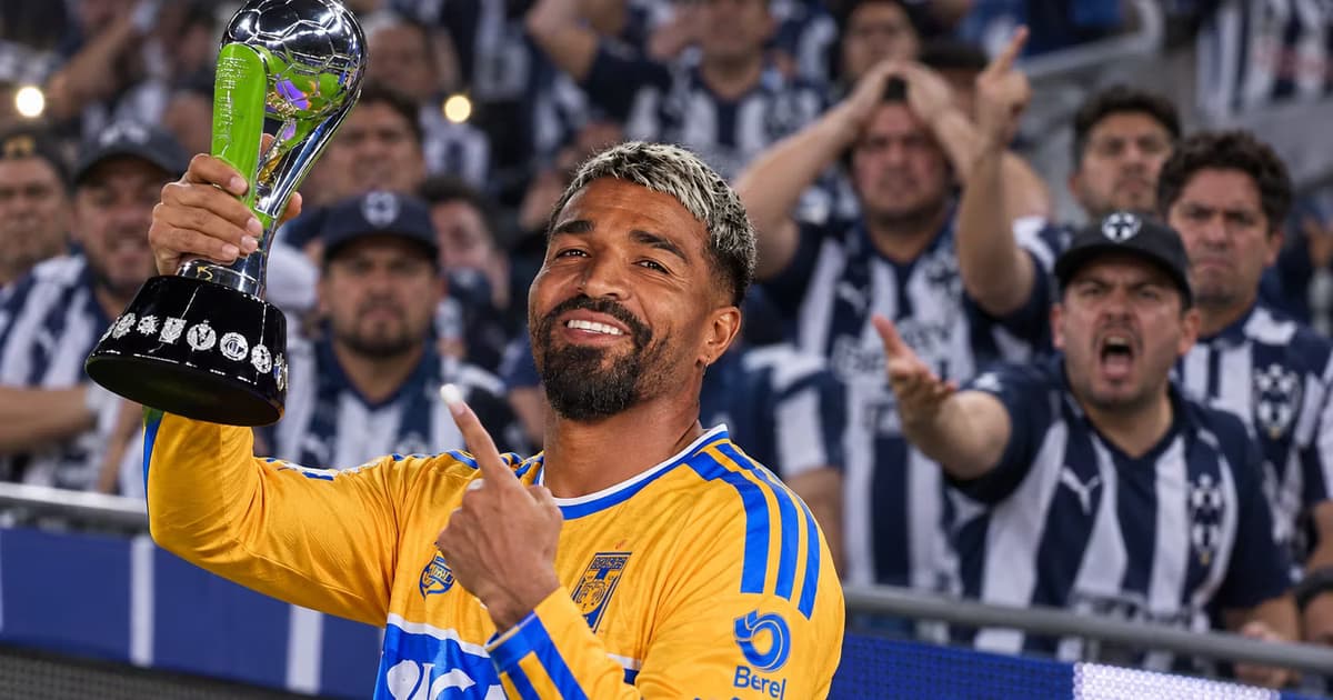 Rodrigo Aguirre intercambió gestos con aficionados de Rayados rumbo a los vestidores después del Clásico Regio 143.