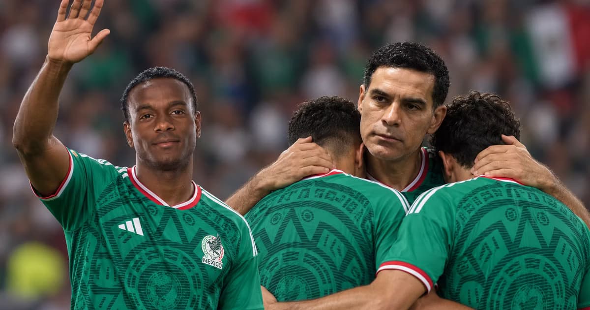 Helinho sorprendió entrenando con la camiseta de México y podría convertirse en una alternativa futura para el ataque del Tri.
