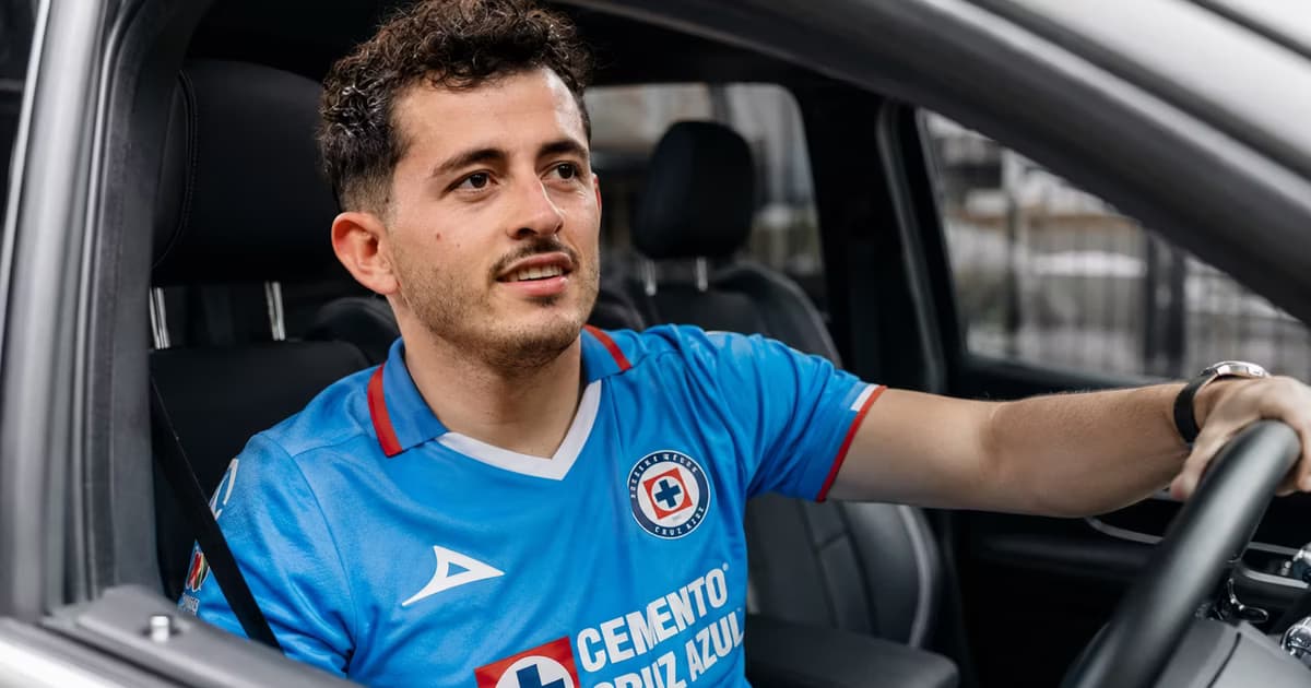 Alan Mozo llamó la atención en su llegada a La Noria al presentarse en un Mercedes-Benz AMG G63 V8 Biturbo, vehículo valuado en alrededor de 4 millones de pesos.