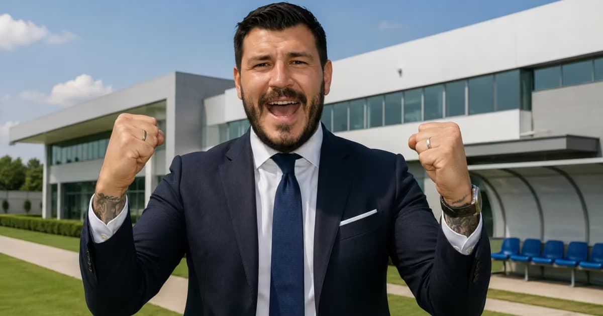 Jorge Enríquez celebrando tras ser nombrado nuevo Director Deportivo.