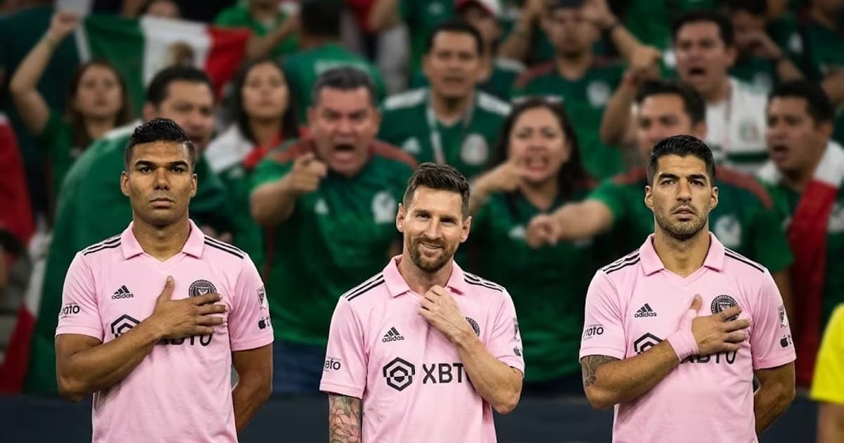 Lionel Messi fue captado moviéndose y conversando durante la interpretación del Himno Nacional Mexicano antes de la Campeones Cup.