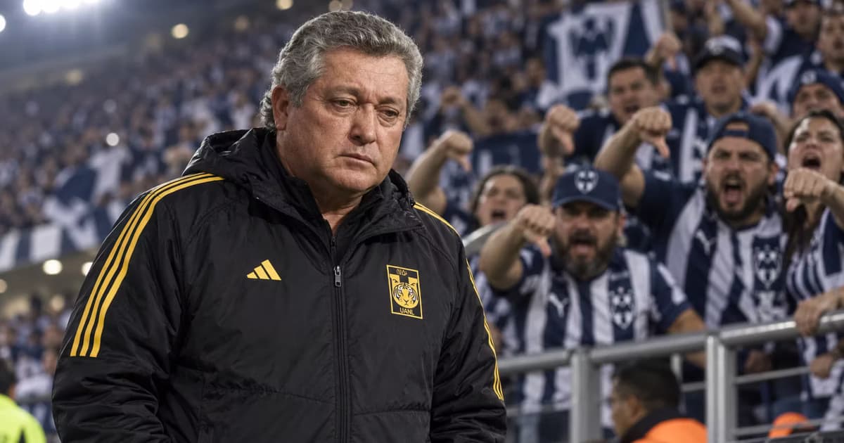Víctor Manuel Vucetich recibió una fuerte rechifla cuando su nombre fue anunciado en el Estadio BBVA antes del Clásico Regio.