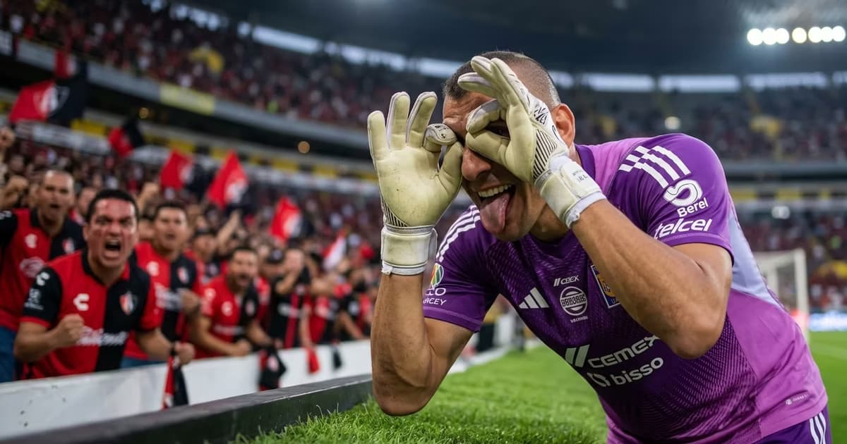 Nahuel Guzmán recibió abucheos durante el calentamiento en el Estadio Jalisco y respondió con los brazos abiertos y aplausos hacia la afición del Atlas.