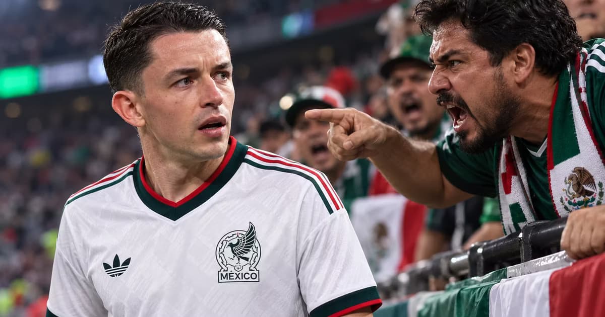 Álvaro Fidalgo recibió un fuerte reclamo de un aficionado mientras se preparaba para ejecutar un tiro de esquina durante el México-Chile.