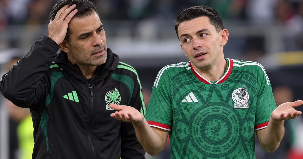 Álvaro Fidalgo tuvo que desplazarse hacia la izquierda para ganar protagonismo durante el México-Perú.