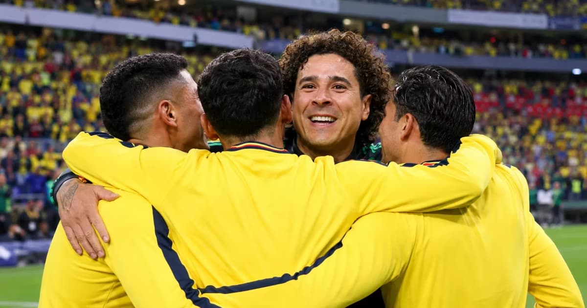 Guillermo Ochoa en el Estadio Azteca.