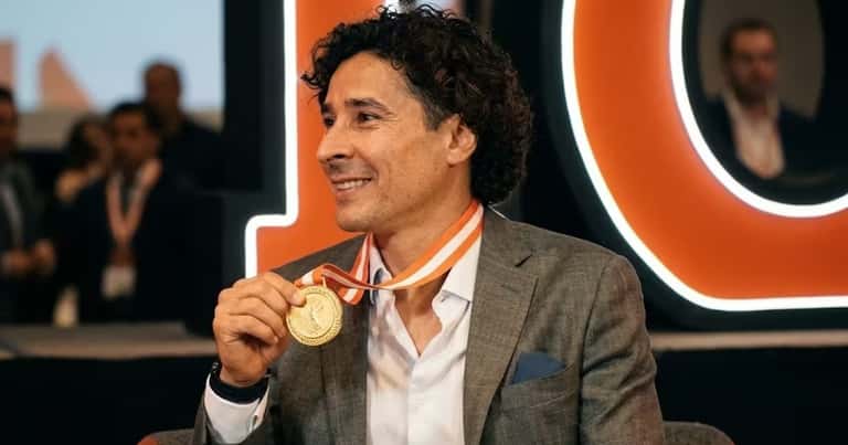 Guillermo Ochoa fue condecorado con la medalla Anáhuac y revela sus proyectos con la academia