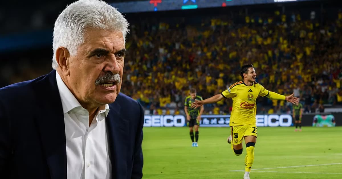 Ricardo Ferretti viendo enojado a Raphael Veiga.