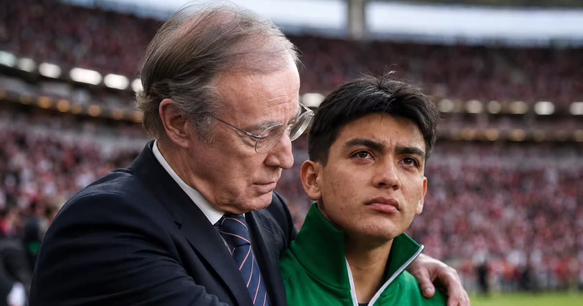 Gilberto Mora recibió abucheos durante la goleada sufrida ante Chivas, mientras José Ramón Fernández insiste en que la enorme expectativa no debe acelerar el proceso de un futbolista de solamente 17 años.