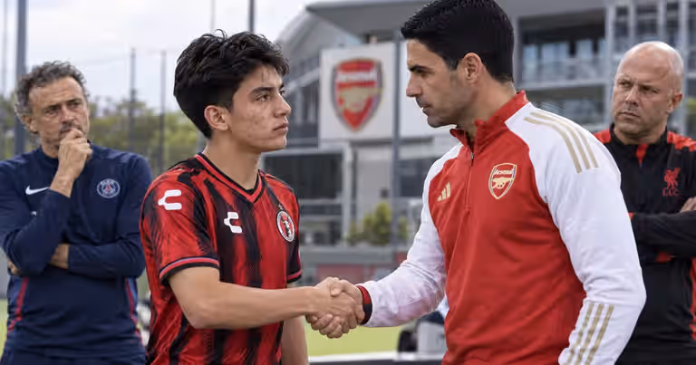 Hugo Sánchez habló del interés del Arsenal por Gilberto Mora y lo compara con Carlos Vela