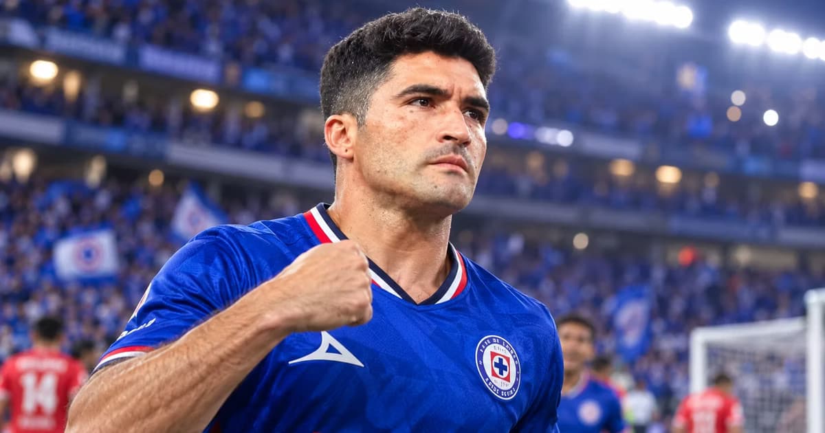Nicolás Ibáñez encontró espacio dentro del área y abrió el marcador para Cruz Azul ante Toluca.