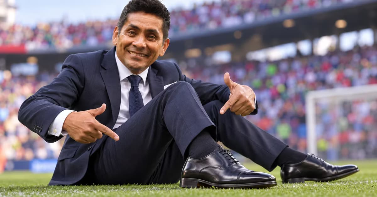 Jorge Campos cambió sus tradicionales sandalias por zapatos durante la cobertura de la Selección Mexicana en Baltimore.