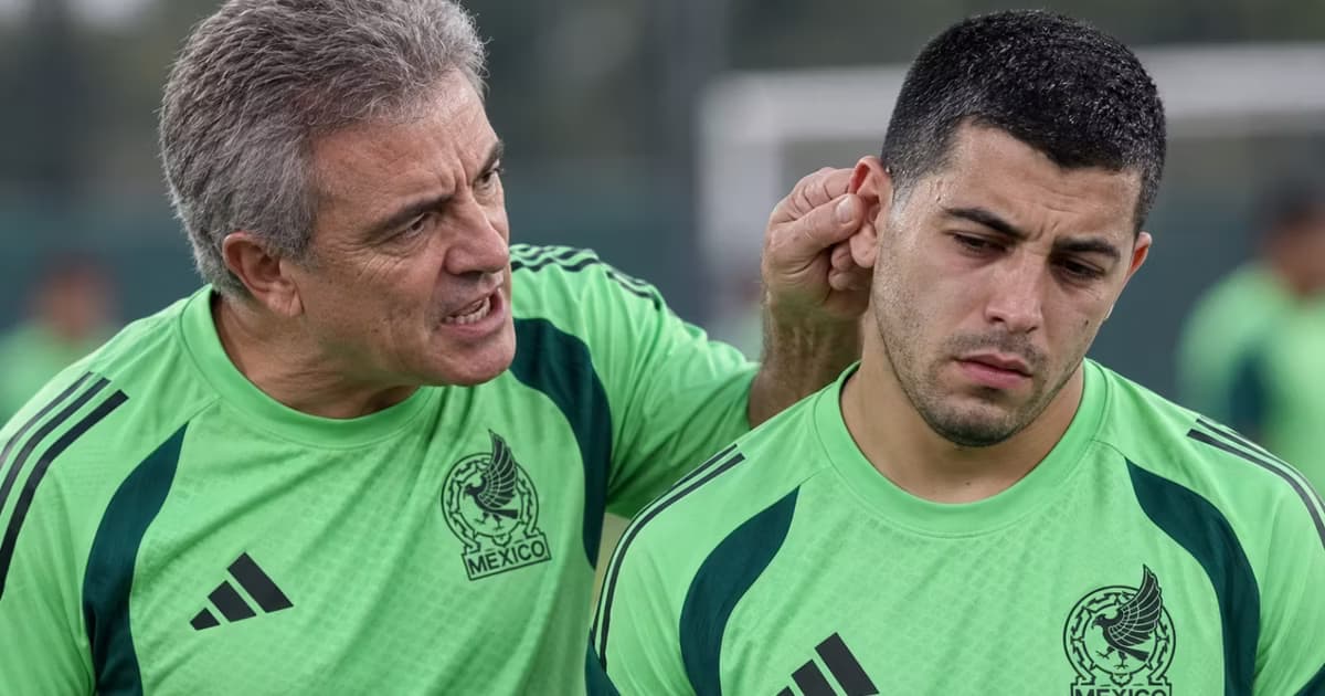 Juanma Lillo corrigió directamente a Erik Lira durante uno de los entrenamientos de la Selección Mexicana en el inicio del proceso de Rafael Márquez.