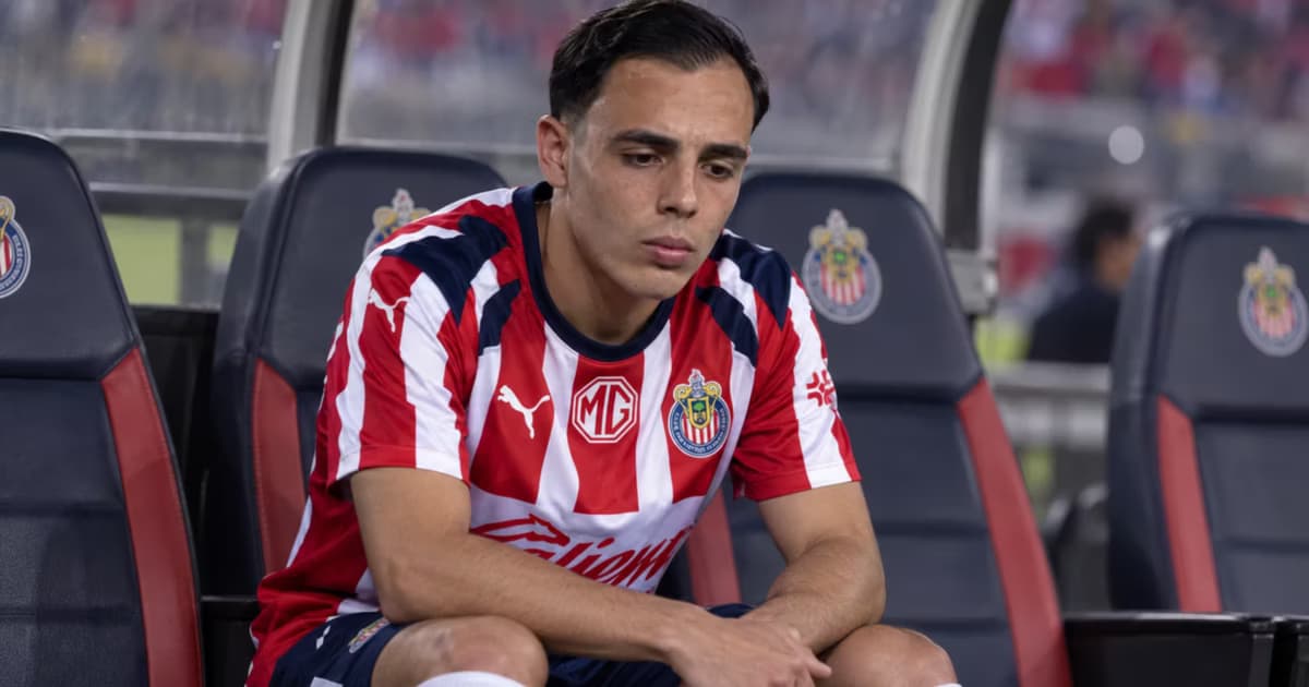 Hugo Camberos comenzó desde la banca ante América después de varias jornadas como titular, mientras Bryan González recuperó terreno en la competencia por el sector izquierdo.