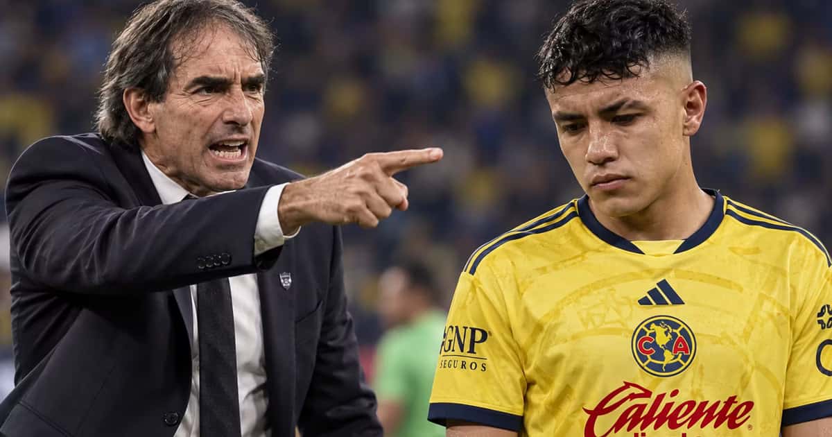 Guillermo Almada reaccionó con evidente molestia hacia Emilio Lara después del primer gol de Chivas en el Clásico Nacional disputado en el Estadio Banorte.