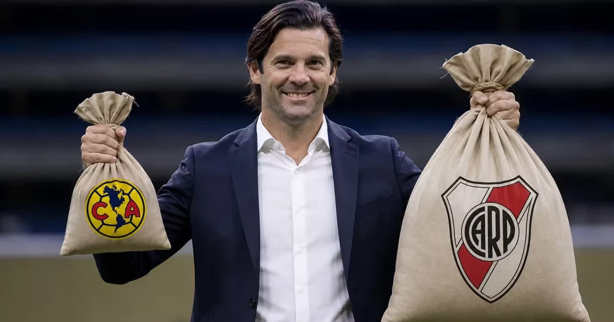 Santiago Solari sosteniendo una bolsa del América y otra de River Plate.