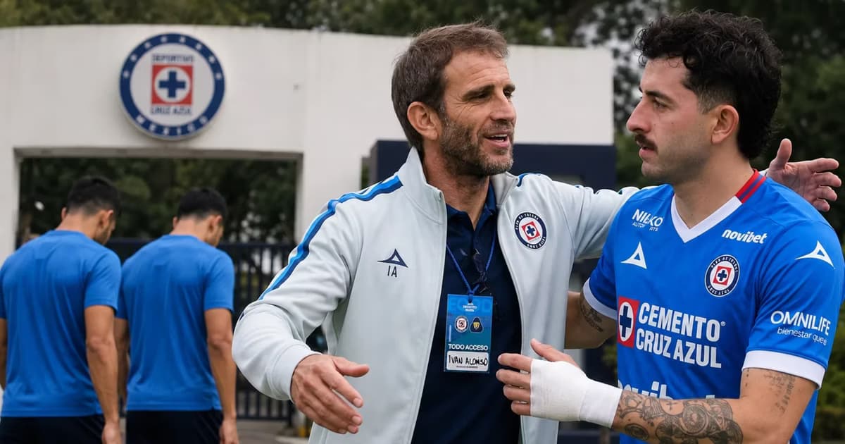 Iván Alonso yendo a abrazar a Alan Mozo.