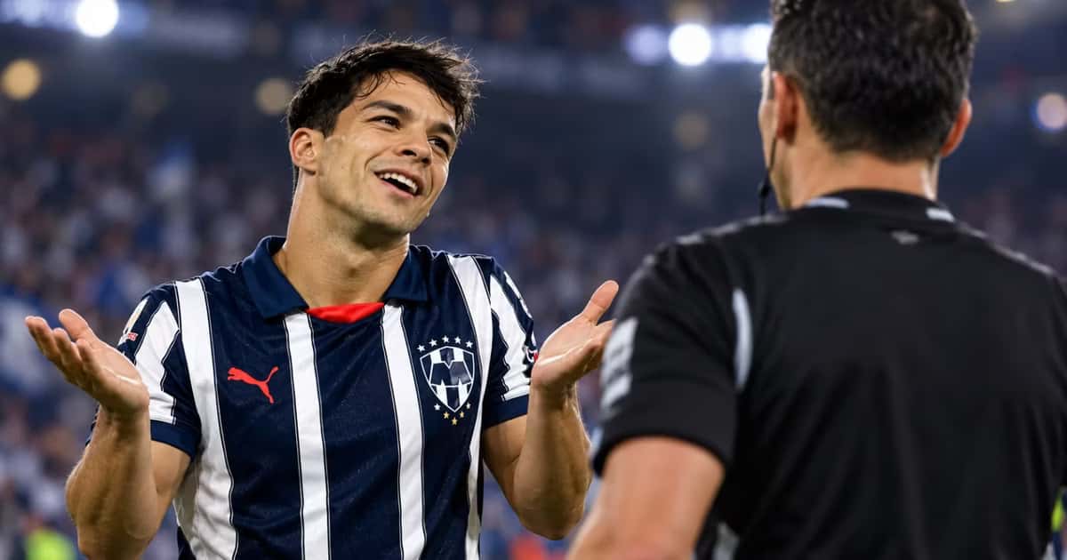 Óliver Torres quedó envuelto en la polémica por una entrada sobre Santiago Ramos Mingo durante el América contra Monterrey.