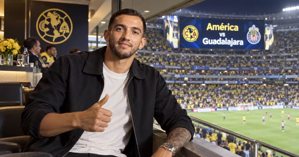 Luis Chávez firmó playeras del América durante su estancia en la Ciudad de México, semanas después de haber estado muy cerca de convertirse en refuerzo de las Águilas.