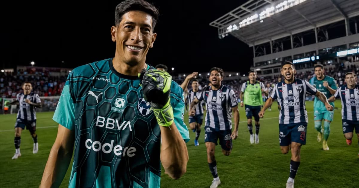 Esteban Andrada recibió el cariño de varios de sus compañeros.