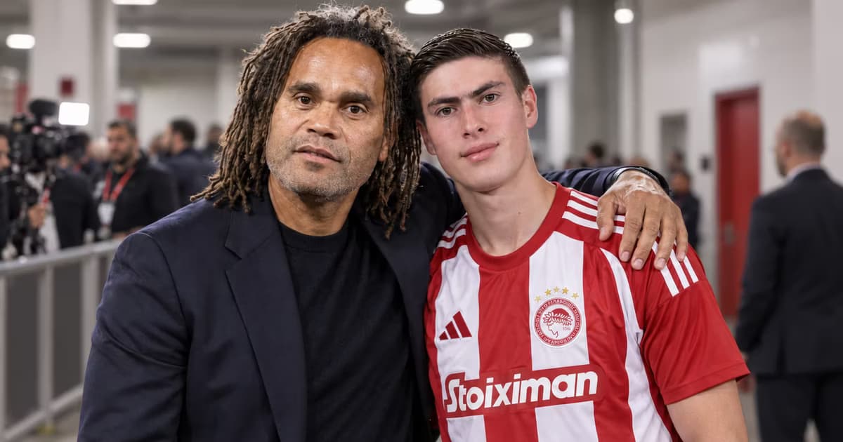 Christian Karembeu felicitó a Armando González después de su doblete y asistencia frente a Volos.