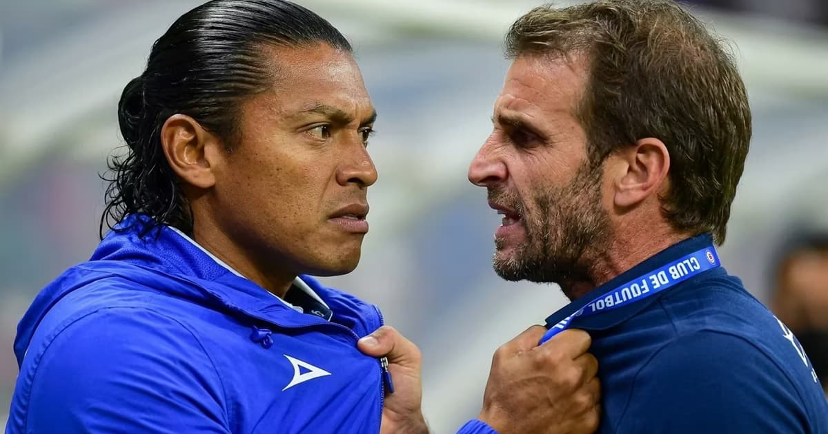 Iván Alonso y Joel Huiqui fueron presentados juntos durante la renovación del técnico en julio, pero una nueva versión apunta a diferencias internas que serían anteriores a la actual racha de derrotas.