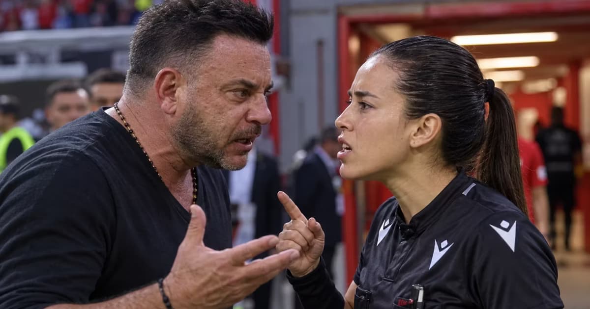 Antonio Mohamed buscó a Katia Itzel García en el túnel después del empate entre Cruz Azul y Toluca y continuó reclamando mientras la árbitra se retiraba.
