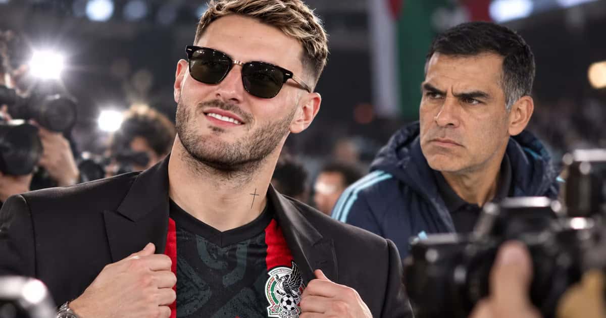 Santiago Giménez mantiene la confianza de Rafa Márquez pese a una sequía goleadora con México que ya supera el año.
