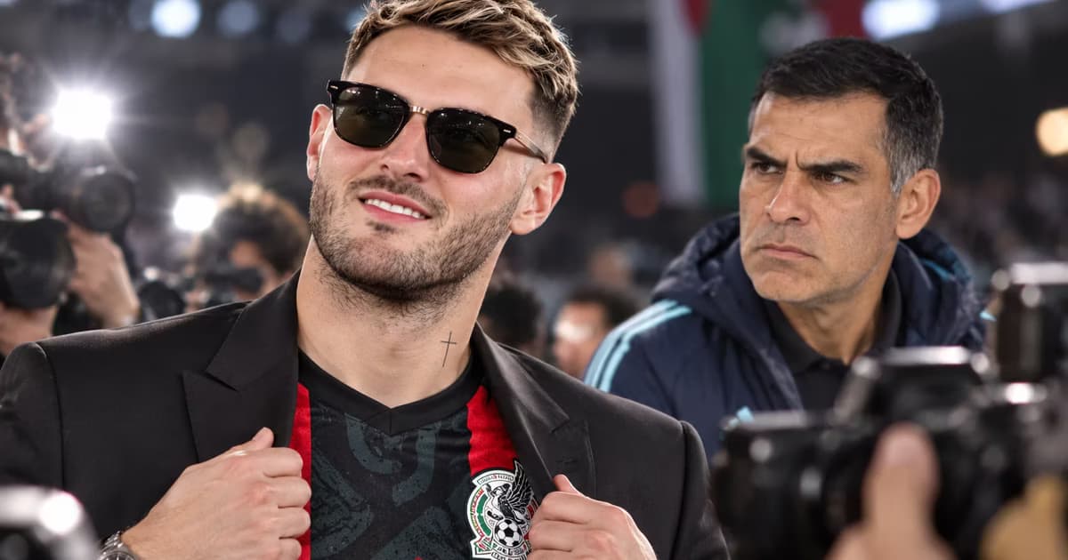 Santiago Giménez mantiene la confianza de Rafa Márquez pese a una sequía goleadora con México que ya supera el año.