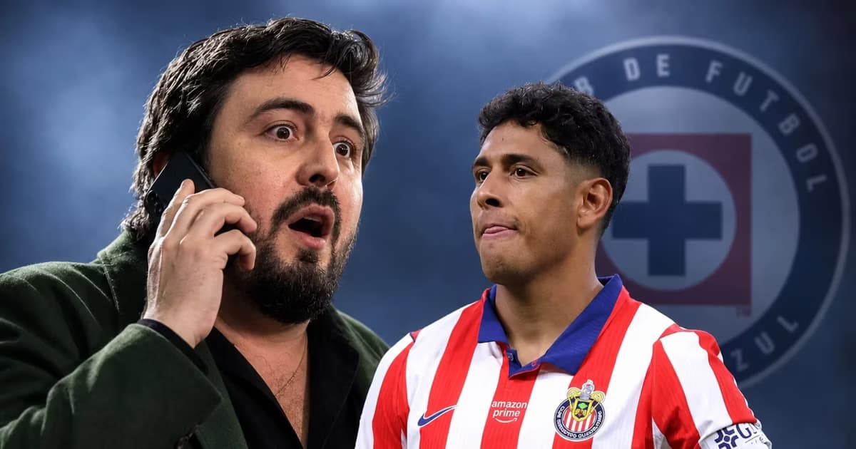 Amaury Vergara al teléfono y a su lado Luis Romo.