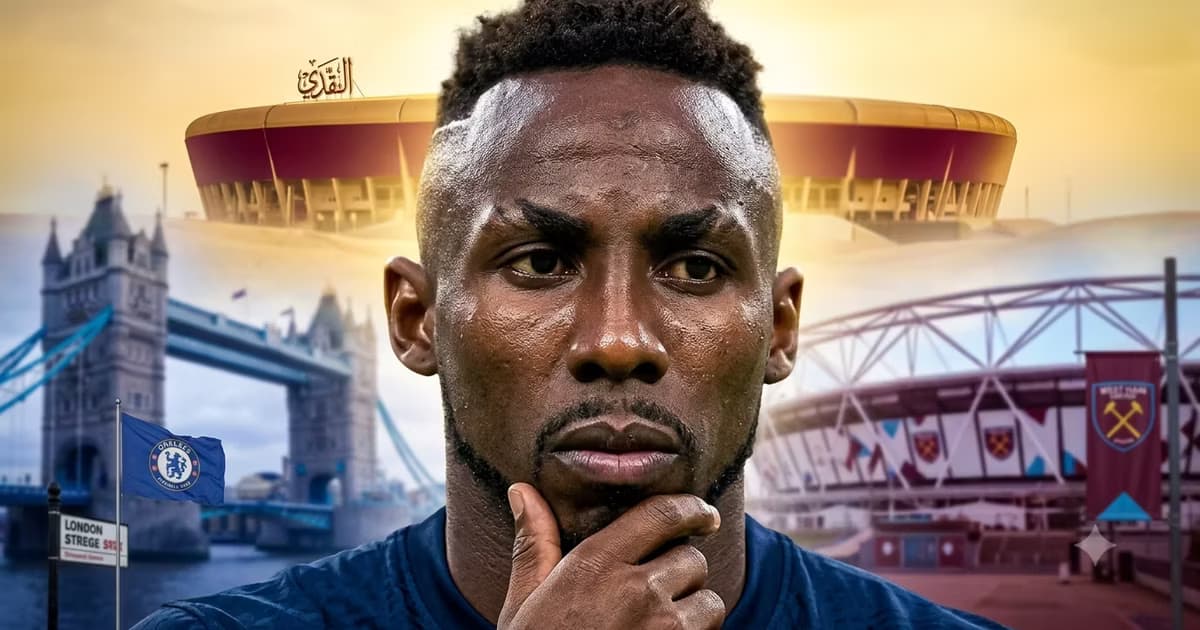 Julián quiñones con duda, detrás de el Londres con banderas del Chelsea, a su derecha el estadio de West Ham y al fondo el estadio de Al-Qadisiya
